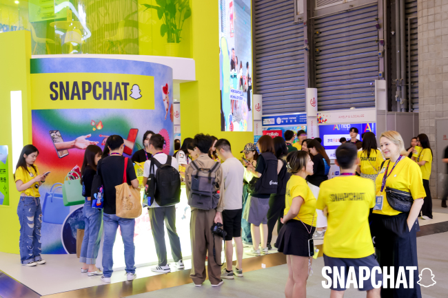 Snapchat 携“巨型 AR 魔镜” 空降 ChinaJoy， 成 B2B 展馆最热展台之一