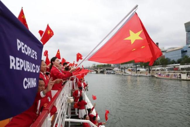 中国队开幕式现场视频曝光：冯雨挥舞国旗引领代表团入场