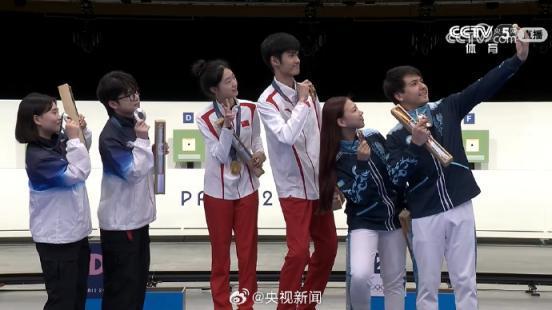 中国队首金升国旗奏国歌现场 17岁黄雨婷19岁盛李豪创辉煌