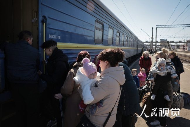 大量乌克兰民众从东部城市克拉马托尔斯克撤离
