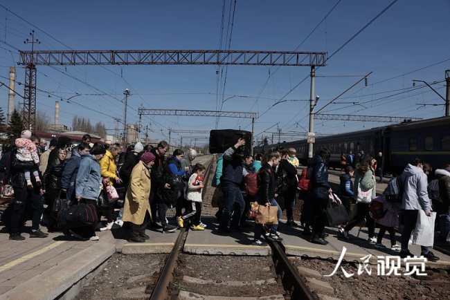 大量乌克兰民众从东部城市克拉马托尔斯克撤离