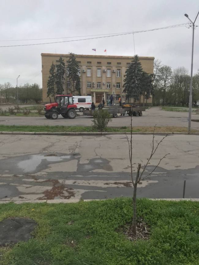 俄军控制的乌克兰小镇 重新竖起列宁雕像