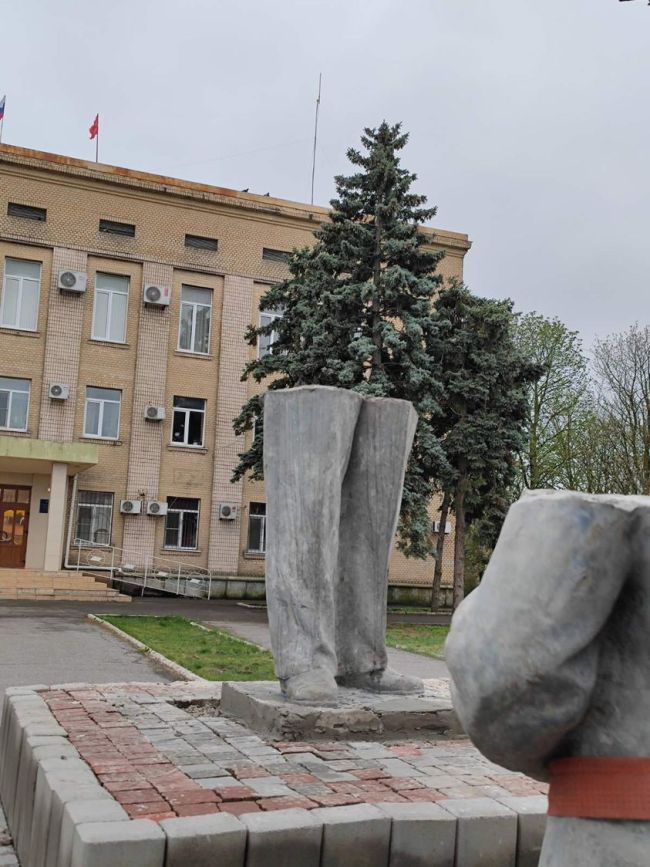 俄军控制的乌克兰小镇 重新竖起列宁雕像