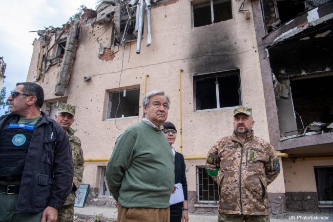 联合国秘书长发布4张访乌照片 展示战争带来的破坏