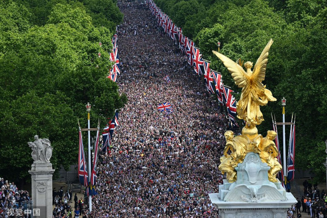 英国女王伊丽莎白二世登基70周年皇家阅兵式举行