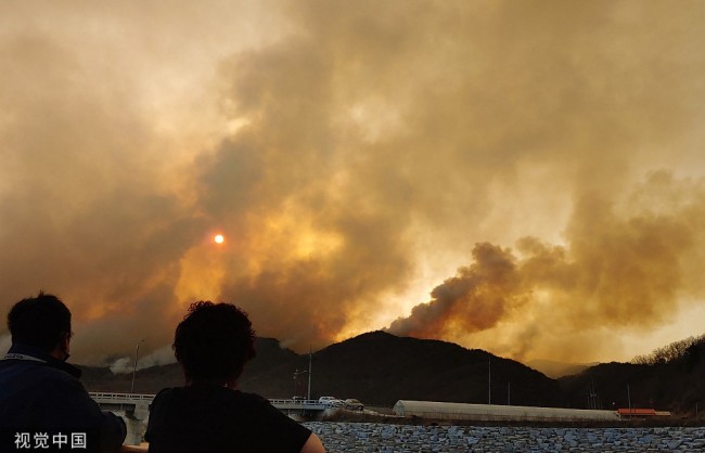 韩国江原道北部发生森林大火浓烟滚滚