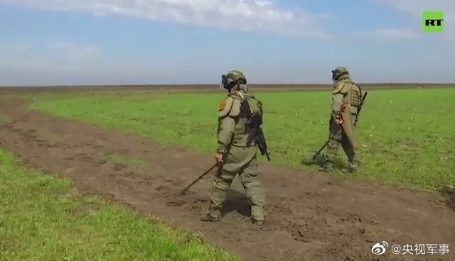 俄工兵在乌东北部排雷 协助春耕