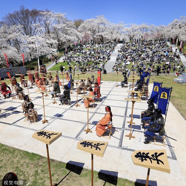 日本举行“人体将棋”赛 重现古代战争场面