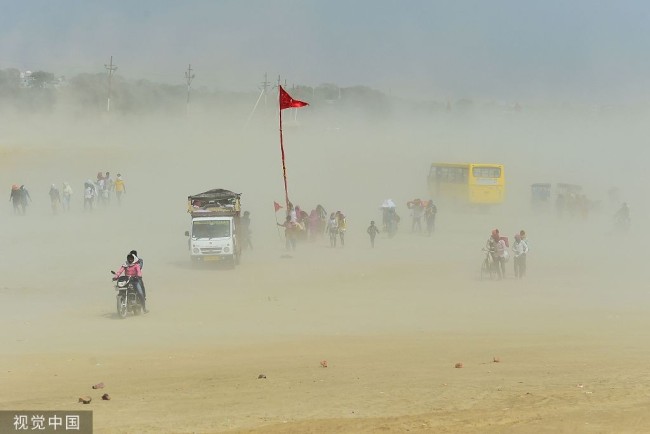 印度遇沙尘暴 民众“淹没”黄沙中