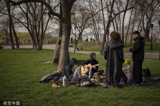 乌克兰基辅民众在公园闲度假日时光