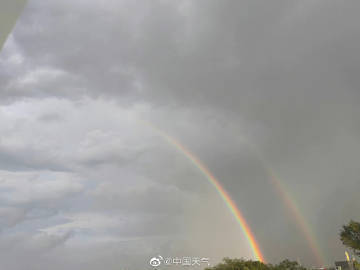 绝美！北京雨后出现双彩虹